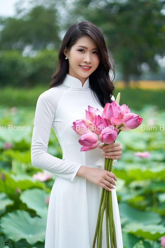 Hình ảnh người mẫu áo dài chụp cùng hoa sen